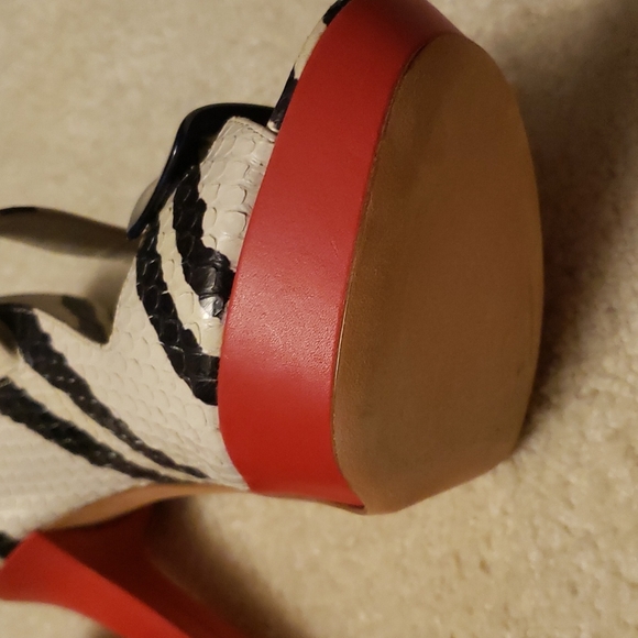 Alexander mcqueen size 39 color red white black and a little blue 💙 100% Authen - Picture 4 of 17